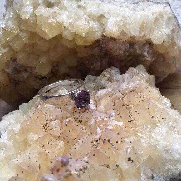 Ring, Amethyst and Sterling Silver Solitaire Ring, size 6.5, NEW, Handmade - Picture 4 of 7